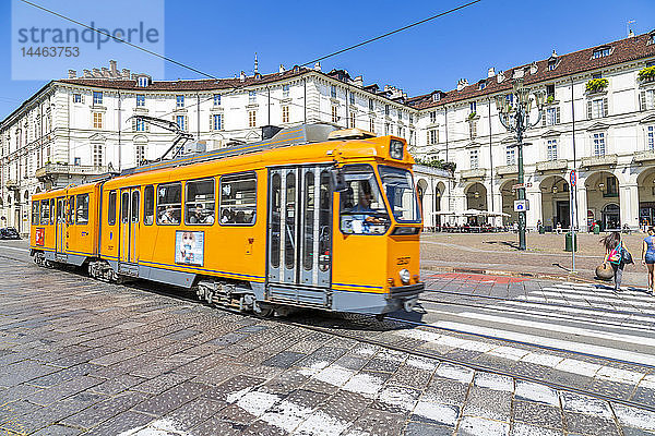 Blick auf die Straßenbahn auf der Piazza Vittorio Veneto  Turin  Piemont  Italien