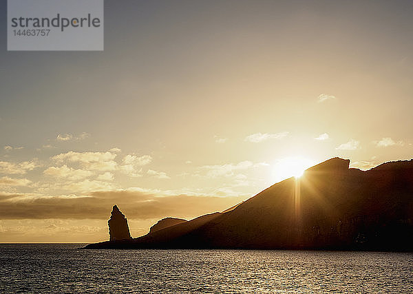 Pinnacle Rock auf der Insel Bartolome bei Sonnenaufgang  Galapagos  UNESCO-Welterbe  Ecuador