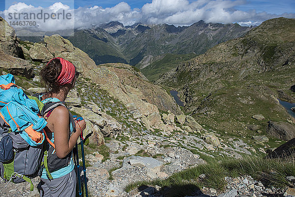 Ein Wanderer blickt vom Gipfel des Col Peyreget auf die Pyrenäen  während er den Wanderweg GR10 erwandert  Pyrenees Atlantiques  Frankreich