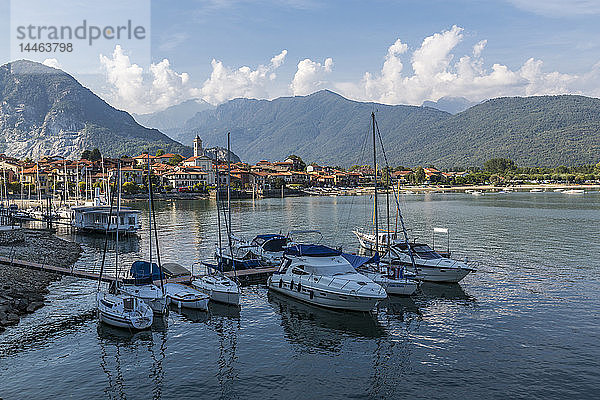 Blick auf Feriolo und Boote am Lago Maggiore  Lago Maggiore  Piemont  Italienische Seen  Italien