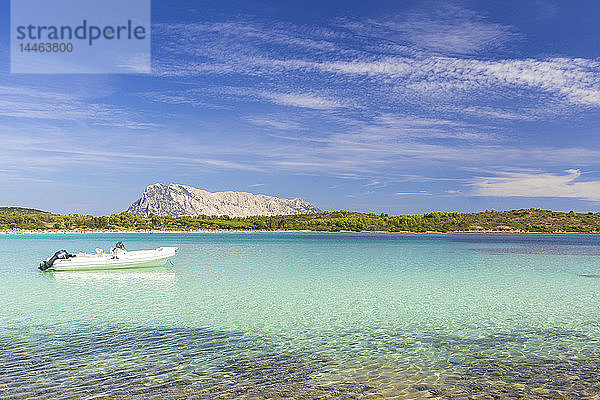 Festgemachtes Boot in Cala Brandinchi  San Teodoro  Provinz Olbia Tempio  Sardinien  Italien  Mittelmeer