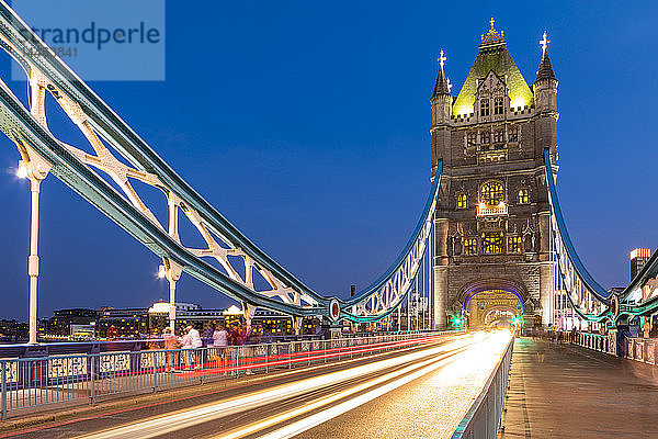 Lichtspuren auf der Tower Bridge bei Sonnenuntergang in London  England