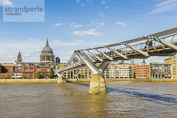 St. Paul's Cathedral und die Millennium Bridge über die Themse  London  England  Vereinigtes Königreich