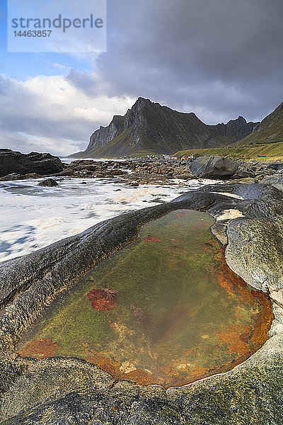 Felsbecken am Strand von Vikten  Lofoten  Norwegen