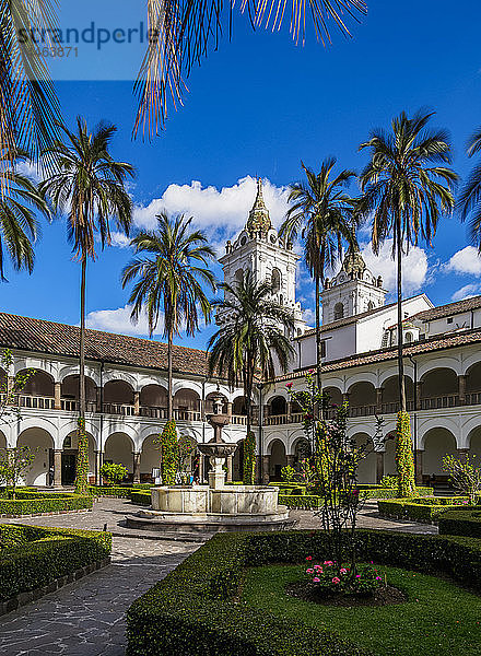 Kreuzgang des Klosters des Heiligen Franziskus  UNESCO-Weltkulturerbe  Quito  Provinz Pichincha  Ecuador  Südamerika