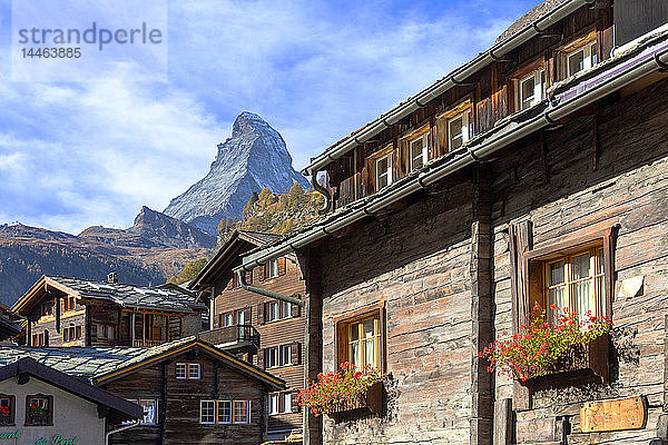 Holzhäuser unterhalb des Matterhorns in Zermatt  Schweiz