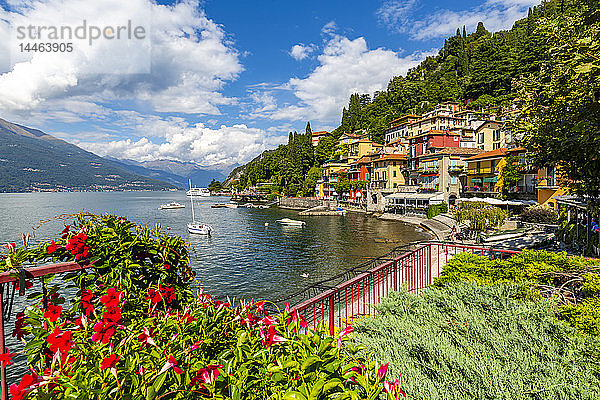 Blick auf den Comer See und das Dorf Vezio  Provinz Como  Comer See  Lombardei  Italienische Seen  Italien