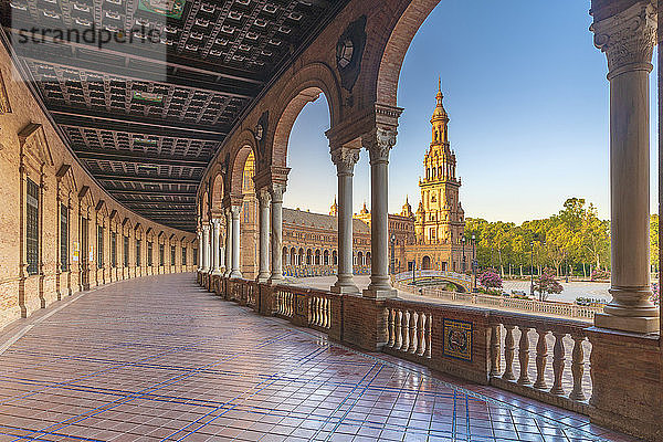 Sonnenaufgang auf dem alten Turm von der Kolonnade des halbrunden Säulengangs aus gesehen  Plaza de Espana  Sevilla  Andalusien  Spanien