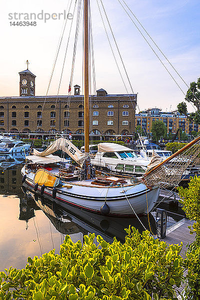 In den St. Katherine Docks vertäute Boote  London  England