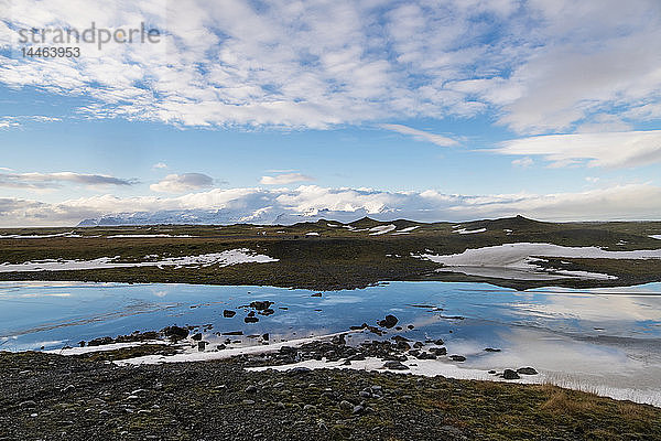 Teile des geschmolzenen Gletschers und Eises in der Nähe der Eisberg-Lagune Jokulsarlon  Blick von der Straße 1  Island  Polarregionen