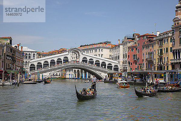 Gondeln an der Rialtobrücke in Venedig  Italien