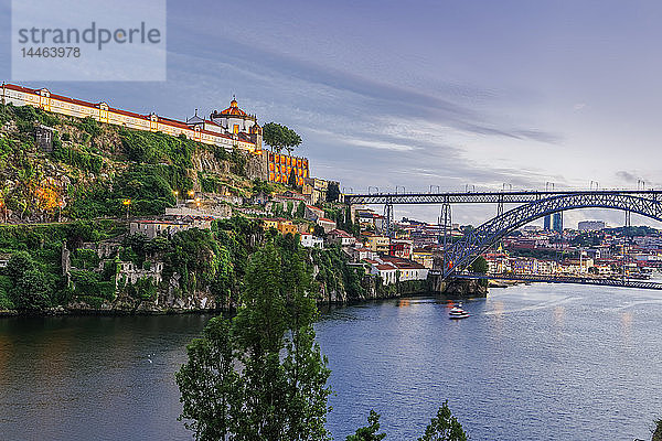 Blick auf das Kloster des Heiligen Augustinus von Serra do Pilar und die Dom-Luis-Brücke über den Fluss Douro am Abend  Porto  Portugal