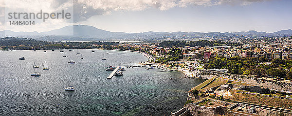Panorama der Altstadt und des Hafens von Korfu in Griechenland