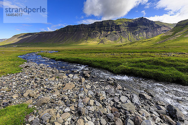 Fluss zwischen Bergen im Grundarfjordur  Island