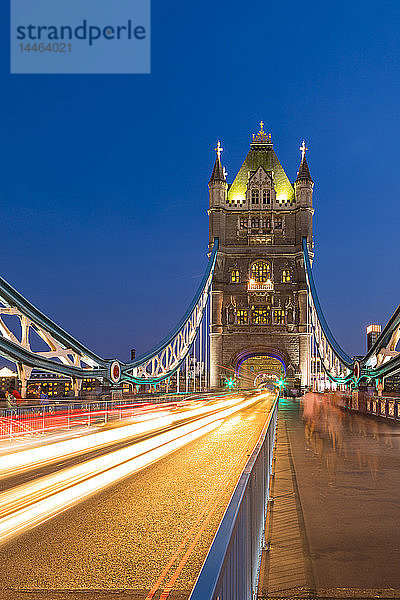 Lichtspuren auf der Tower Bridge bei Sonnenuntergang in London  England