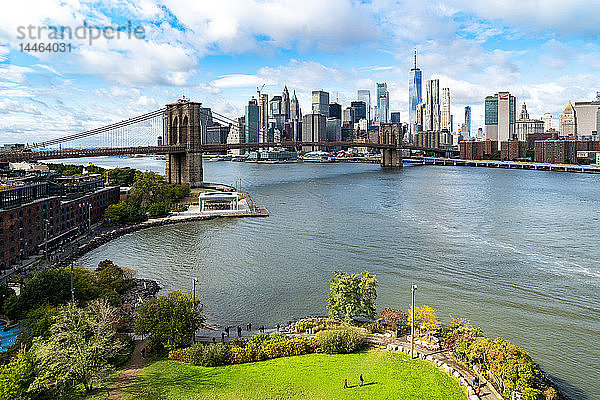 Brooklyns Main Street Park  der East River  die Brooklyn Bridge und Lower Manhattan  New York  Vereinigte Staaten von Amerika  Nordamerika