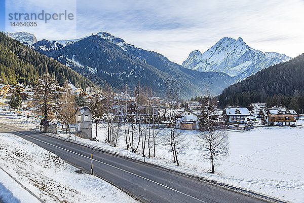 Landschaft von Canazei im Winter in Italien