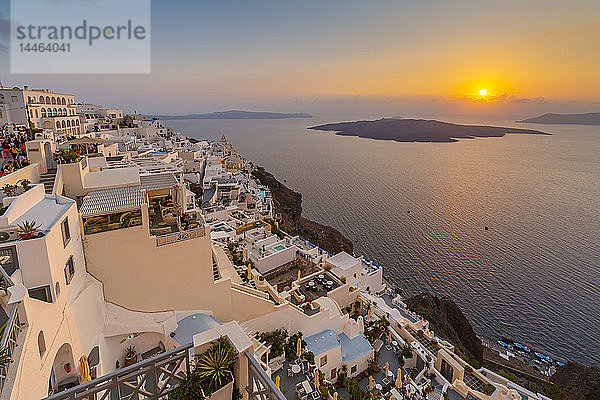 Blick auf weiß getünchte Häuser und das Mittelmeer bei Sonnenuntergang  Fira  Firostefani  Santorin (Thira)  Kykladeninseln  Griechische Inseln  Griechenland