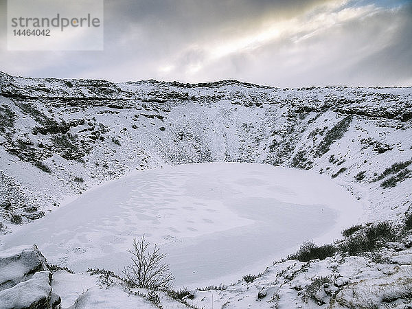 Kerid-Krater  ein gefrorener See auf einem Vulkan  Island  Polarregionen
