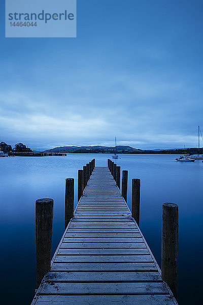 Steg in der Abenddämmerung  Lake Windermere  Lake District National Park  UNESCO-Welterbe  Cumbria  England  Vereinigtes Königreich
