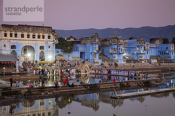 Zeremonie am See während der Pushkar Kamelmesse  Pushkar  Rajasthan  Indien