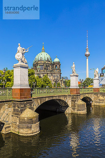 Schlossbrücke am Berliner Dom in Berlin  Deutschland