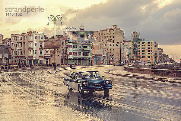 Altes amerikanisches Auto  Malecon  Havanna  Kuba  Westindien  Karibik  Mittelamerika
