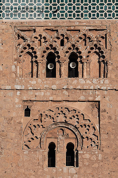 Detail des Minaretts der Koutoubia-Moschee  mit mächtigen Muezzin-Lautsprechern  Medina von Marrakesch  UNESCO-Weltkulturerbe  Marokko  Nordafrika  Afrika