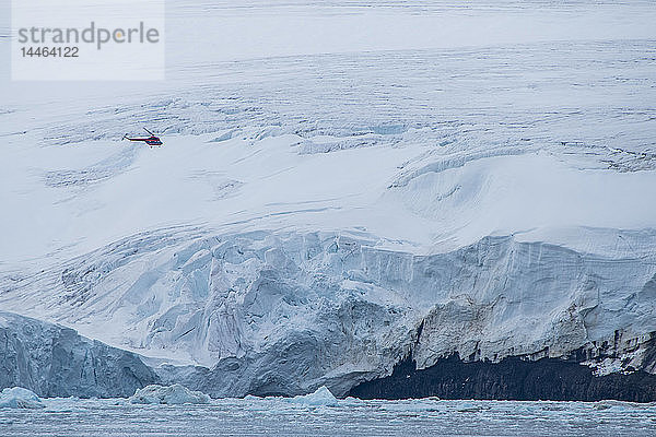 Hubschrauberflug über das riesige Eisfeld von Alexandra Land  Archipel Franz Josef Land  Gebiet Archangelsk  Arktis  Russland