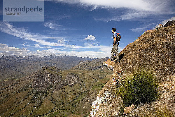 Bergsteiger blickt über das Tsaranoro-Massiv  Süd-Madagaskar