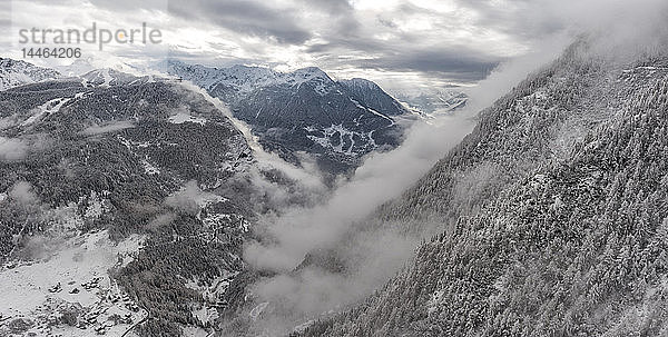 Schneebedeckte Berge im Valtellina  Italien