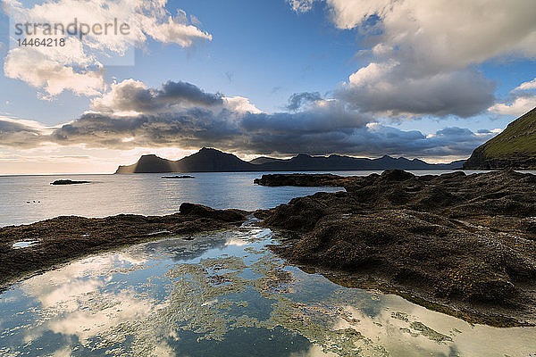 Meer bei Sonnenaufgang  Gjogv  Insel Eysturoy  Färöer Inseln  Dänemark