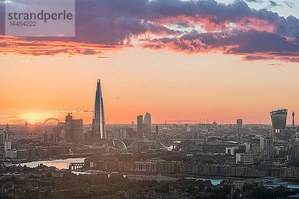 Die Sonne geht über der City of London unter  London  England  Vereinigtes Königreich