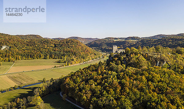 Luftaufnahme von Schloss Neideck im Herbst  Streitberg  Fränkische Schweiz  Bayern  Deutschland