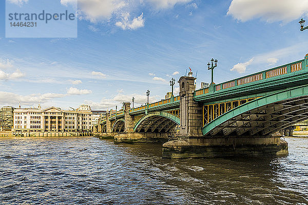 Southwark-Brücke über die Themse  London  England  Vereinigtes Königreich