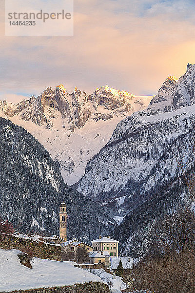 Alpendorf Soglio bei Sonnenuntergang  Bergell  Region Maloja  Kanton Graubünden  Schweiz