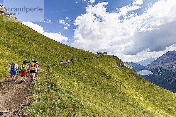 Wanderer auf dem Weg Viel del Pan in der Nähe des Pordoi-Passes  Fassa-Tal  Trentino  Dolomiten  Italien