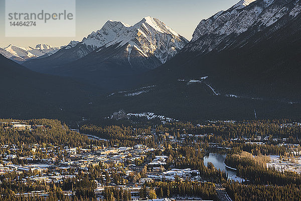 Stadt Banff mit Sundance Peak im Abendlicht  Banff  Alberta  Kanada  Nordamerika