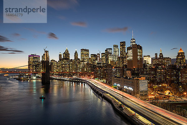 Die Lichter von Lower Manhattan in der Abenddämmerung  gesehen von der Manhattan Bridge  New York  Vereinigte Staaten von Amerika  Nordamerika