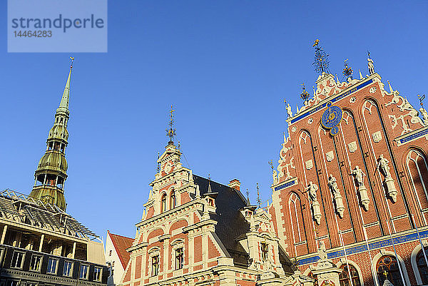 Kirchturm der St. Peterskirche  Haus der Schwarzköpfe  Rathausplatz  UNESCO-Weltkulturerbe  Riga  Lettland