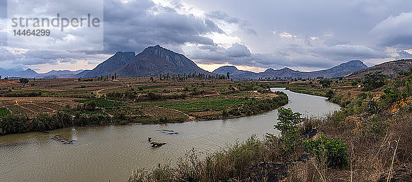 Berge bei Sonnenuntergang in der Nähe des Anja Community Reserve  Region Haute Matsiatra  Madagaskar