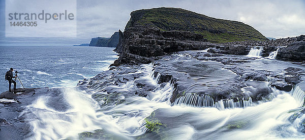 Panoramablick des Fotografen auf den Wasserfall Bosdalafossur  Insel Vagar  Färöer Inseln  Dänemark