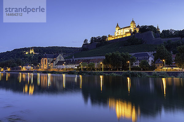 Festung Marienberg in der Abenddämmerung  Würzburg  Bayern  Deutschland