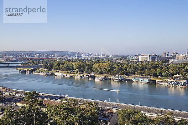Blick auf schwimmende Bars und Nachtclubs auf dem Fluss Sava  Neu-Belgrad mit der Ada-Brücke in der Ferne  Belgrad  Serbien