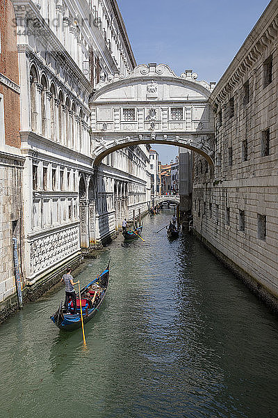 Gondeln unter der Seufzerbrücke in Venedig  Italien
