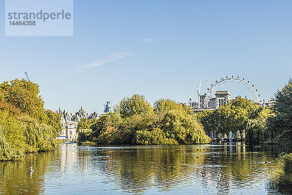 Blick auf den See St. James's Park und das London Eye im Hintergrund im St. James's Park  London  England  Vereinigtes Königreich