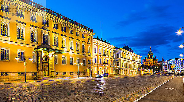Straße bei Nacht in Helsinki  Finnland