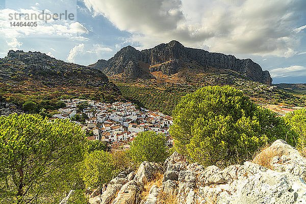 Die weiße Stadt Montejaque in den Bergen der Serrania de Ronda  Spanien