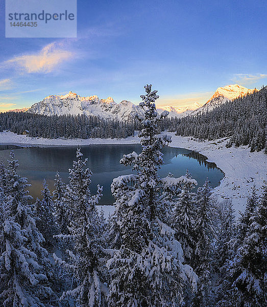 Der Palu-See im Winter im Malenco-Tal  Italien