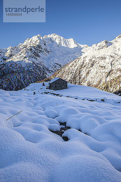 Steinhütte am Fuße des verschneiten Monte Vazzeda  Alpe dell'Oro  Valmalenco  Valtellina  Provinz Sondrio  Lombardei  Italien